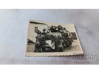 Φωτογραφία Στρατιωτικοί άνδρες γυναίκες και παιδιά με vintage στρατιωτικό φορτηγό