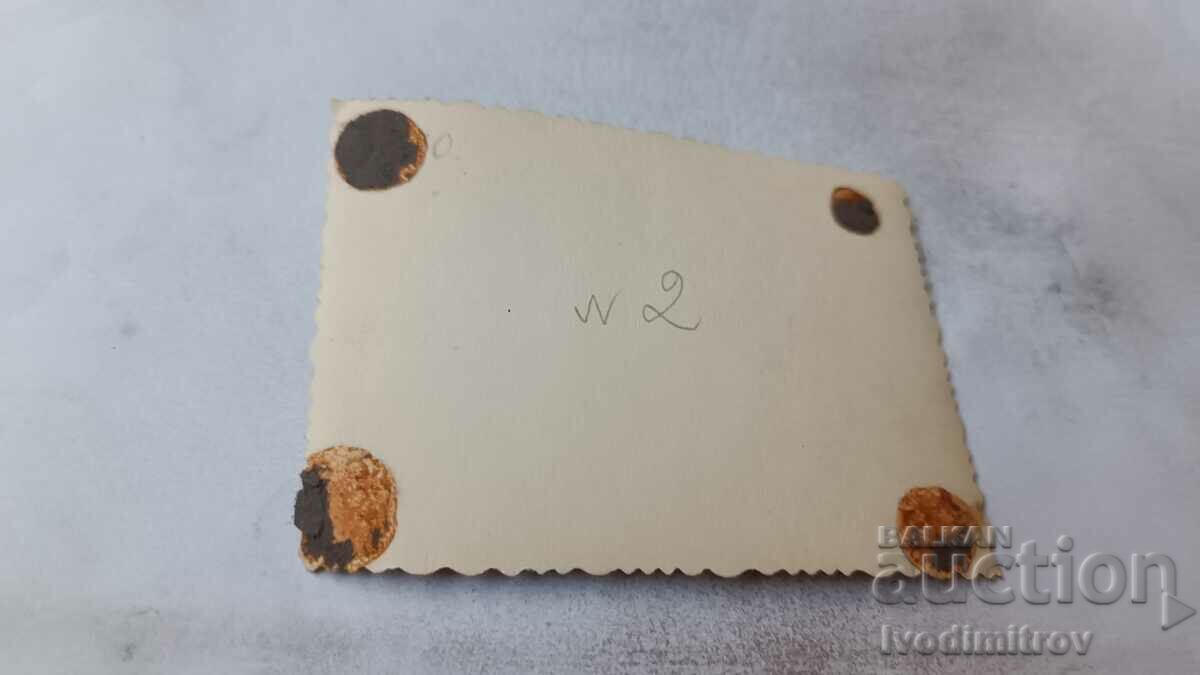 Fotografie Bărbați militari, femei și copii cu camion militar de epocă cu preț 2.45 BGN | € 1.25 Fotografie Bărbați militari, femei și copii cu camion militar de epocă cu preț 2.45 BGN | € 1.25