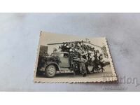 Φωτογραφία Στρατιωτικοί άνδρες γυναίκες και παιδιά με vintage στρατιωτικό φορτηγό