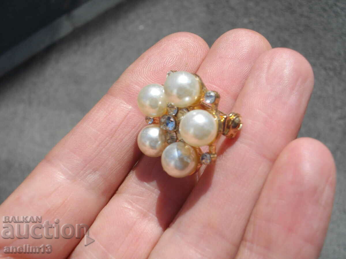 Auction OLD GOLD PLATED PEARL BROOCH Auction OLD GOLD PLATED PEARL BROOCH