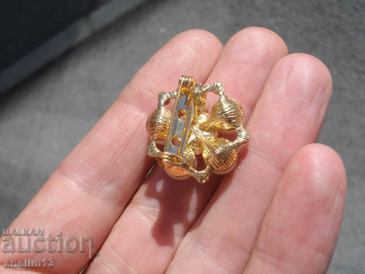 Delivery of OLD GOLD PLATED PEARL BROOCH Delivery of OLD GOLD PLATED PEARL BROOCH