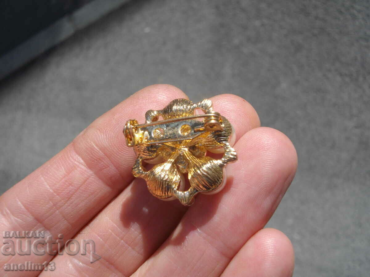 OLD GOLD PLATED PEARL BROOCH - 5 OLD GOLD PLATED PEARL BROOCH - 5