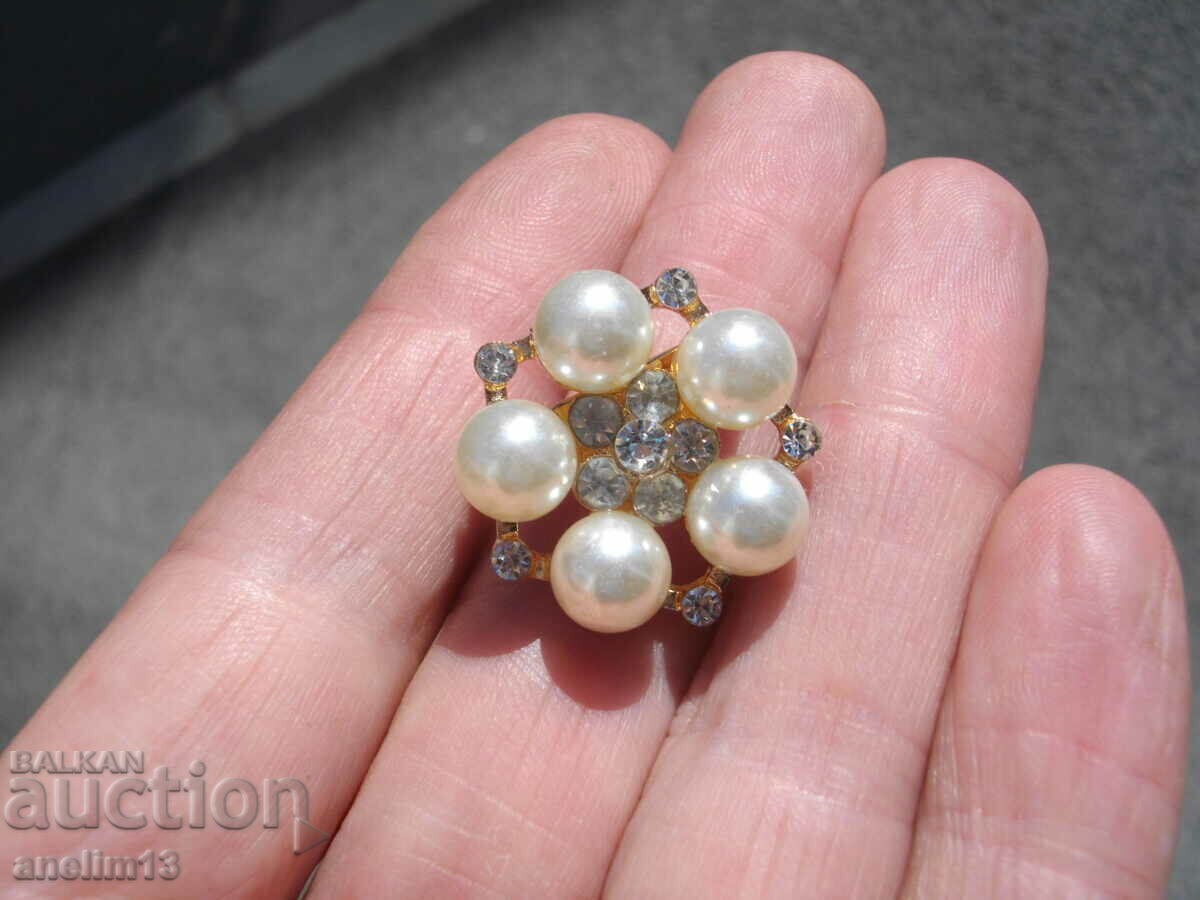 OLD GOLD PLATED PEARL BROOCH OLD GOLD PLATED PEARL BROOCH