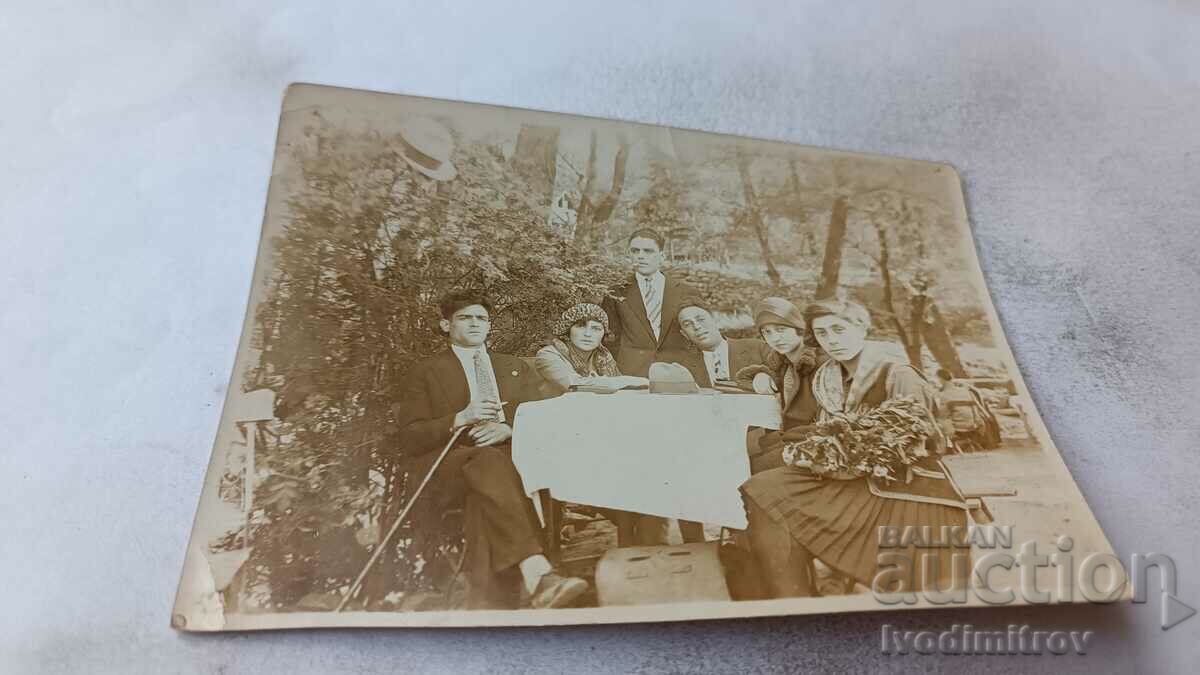 Φωτογραφία Σοφία Νέοι άνδρες και γυναίκες στο πάρκο 1929