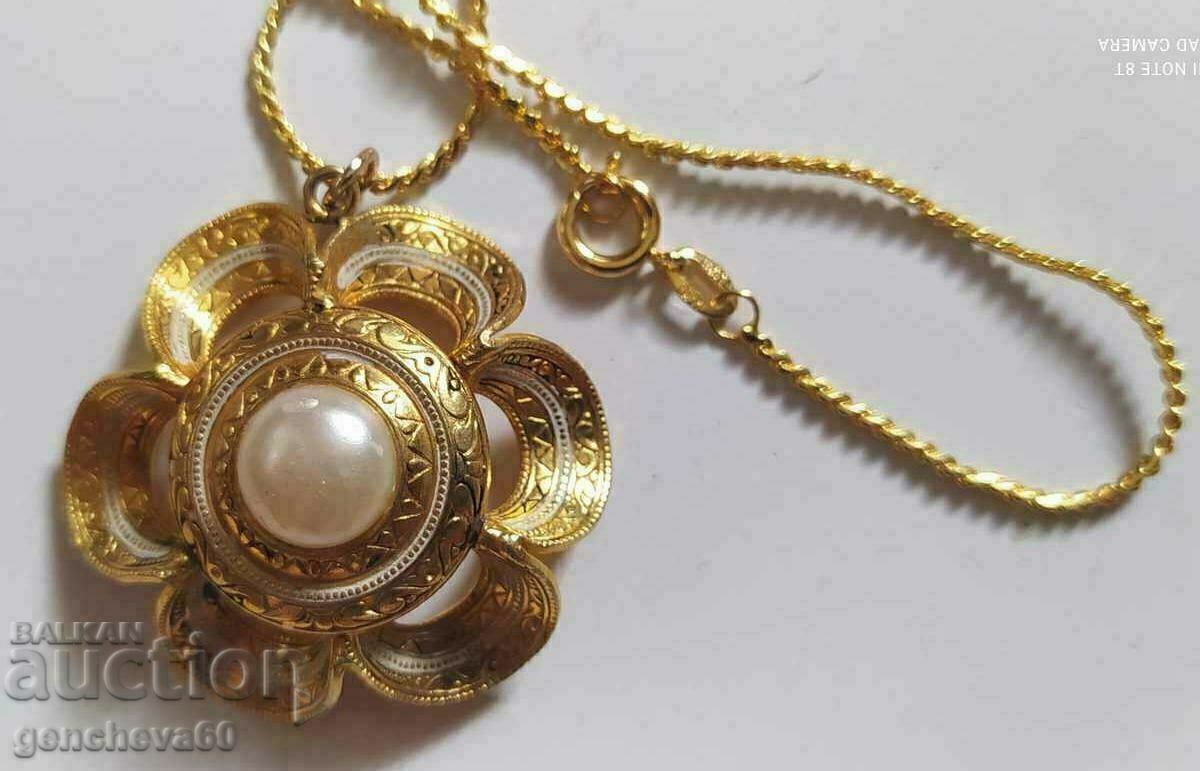 Δημοπρασία Κολιέ και καρφίτσα με μαργαριτάρι, επιχρυσωμένο