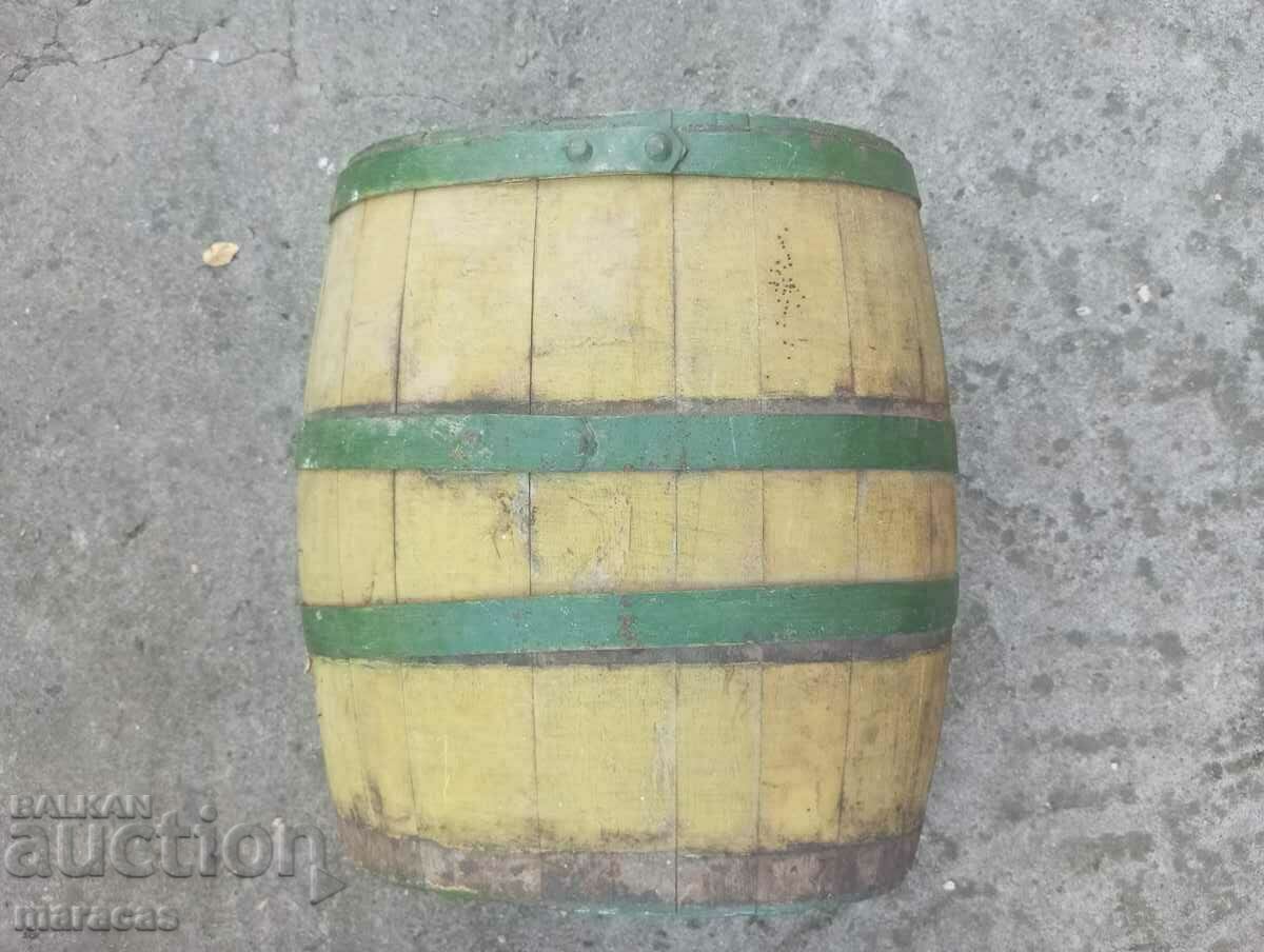 A small wooden barrel of the buckel type