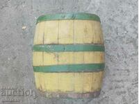 A small wooden barrel of the buckel type