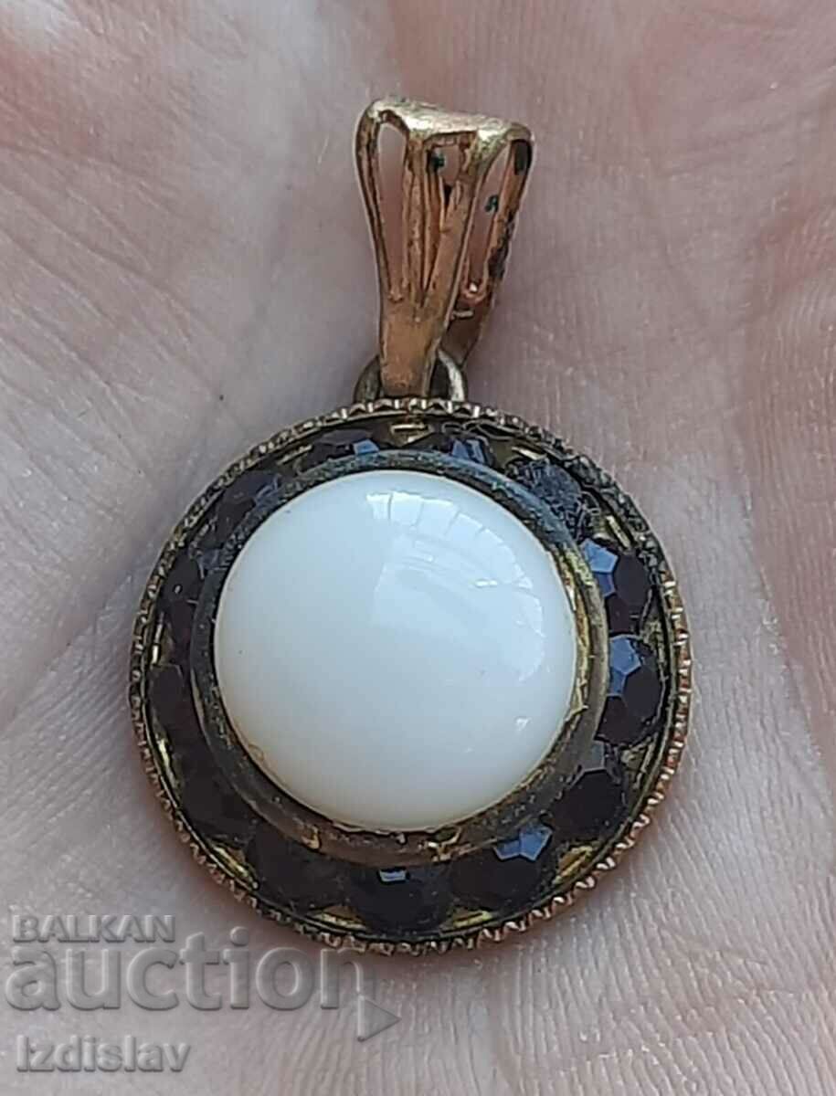 Antique pendant with pearl and black stones with price 60.00 BGN | € 30.68 Antique pendant with pearl and black stones with price 60.00 BGN | € 30.68