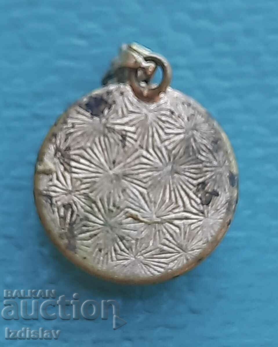 Auction Antique pendant with pearl and black stones Auction Antique pendant with pearl and black stones