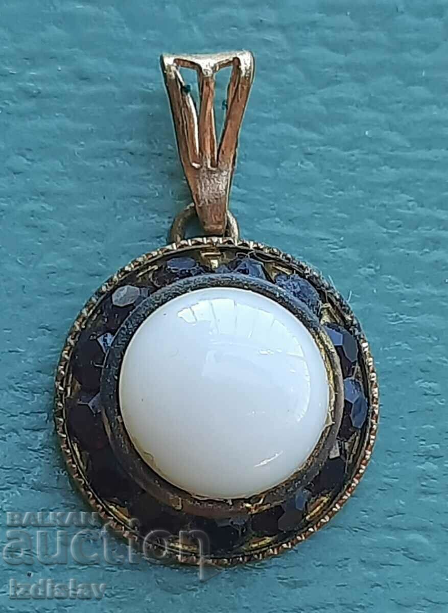 Παράδοση Μενταγιόν αντίκα με μαργαριτάρι και μαύρες πέτρες Παράδοση Μενταγιόν αντίκα με μαργαριτάρι και μαύρες πέτρες