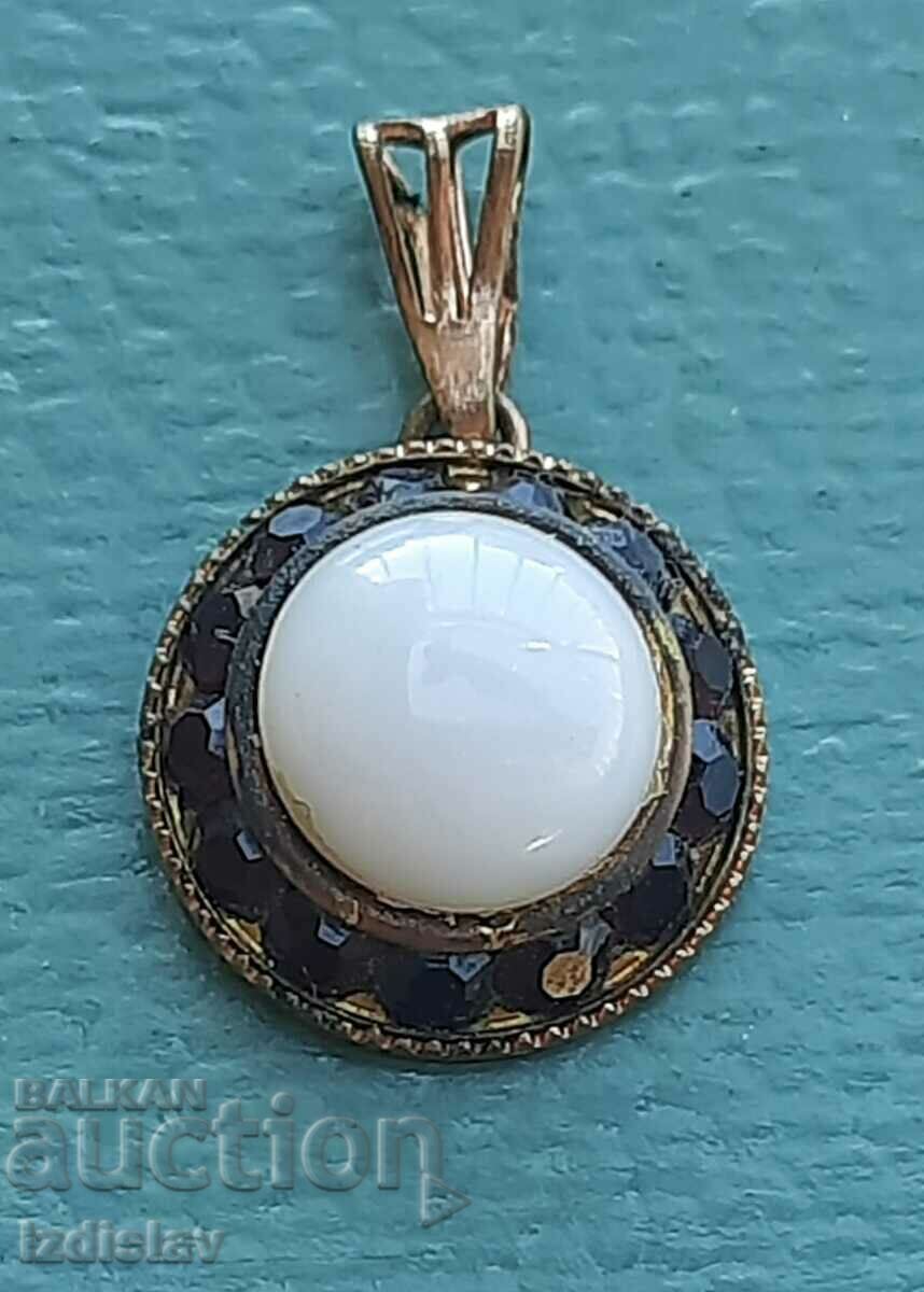 Antique pendant with pearl and black stones Antique pendant with pearl and black stones