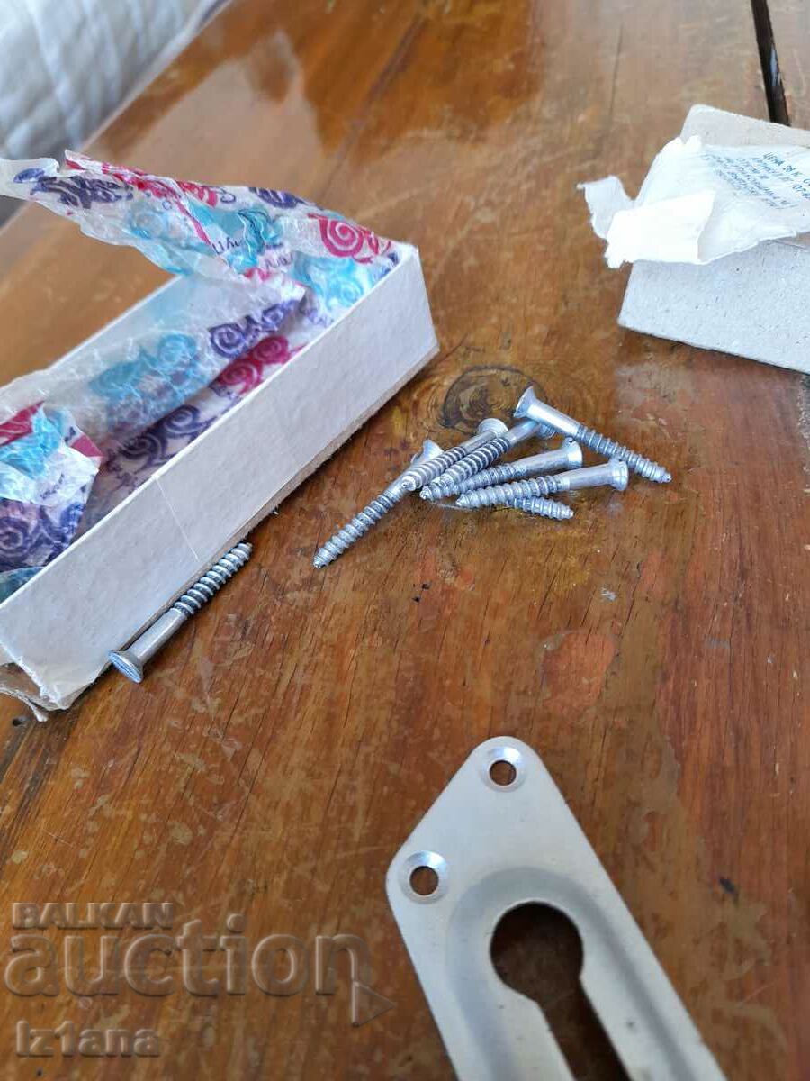 Delivery of Old chain, chain, door lock Delivery of Old chain, chain, door lock