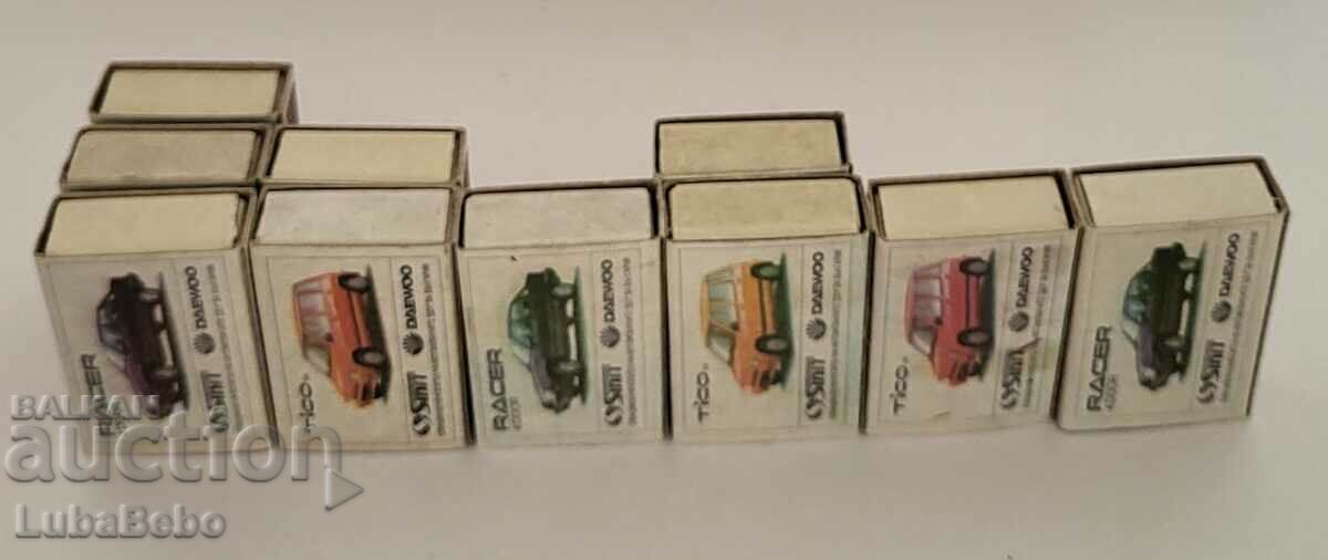 Livrarea Meciuri bulgare cu imagini cu fotbaliști și mașini.