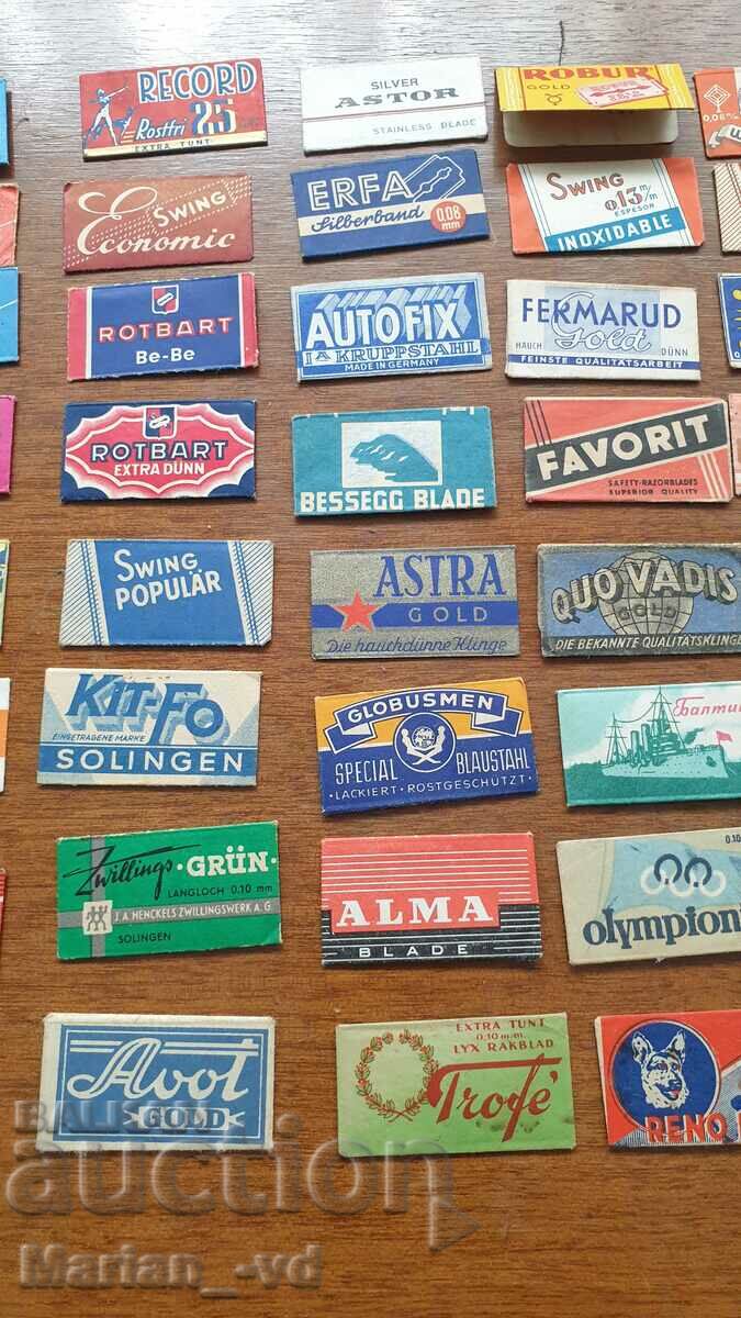 Delivery of Collection of old razor blades - 61 pieces