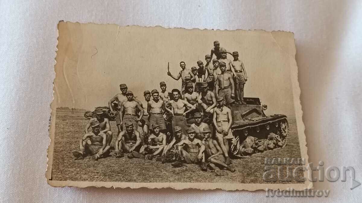 Снимка Офицери и войници голи до кръста върху Горящ Викерс