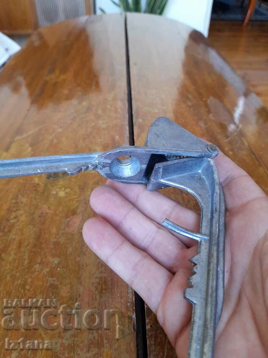 Auction Old aluminum garlic press Auction Old aluminum garlic press