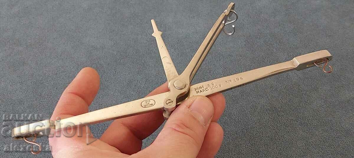 Auction Old metal scale Auction Old metal scale