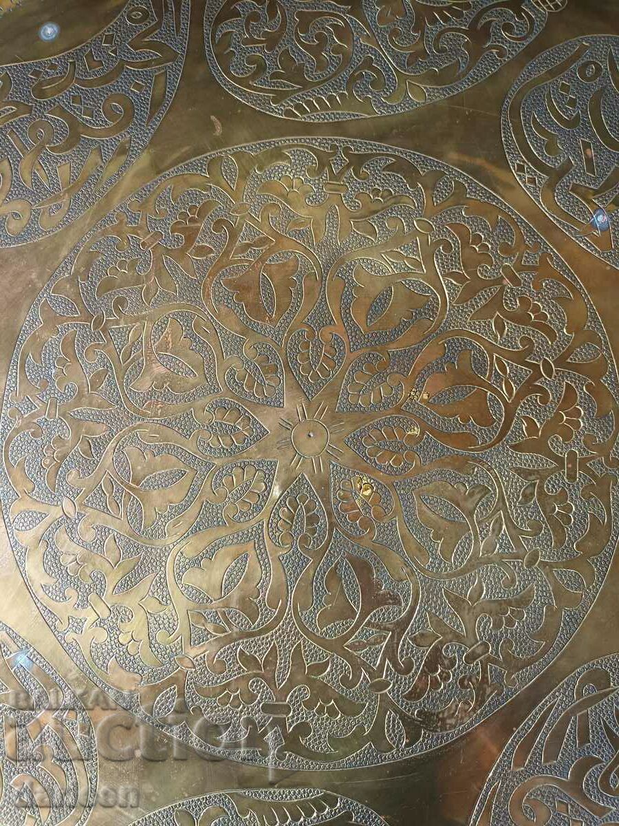 Tavă decorativă persană (iraniană) pentru perete sau masă cu preț 450.00 BGN | € 230.08 Tavă decorativă persană (iraniană) pentru perete sau masă cu preț 450.00 BGN | € 230.08