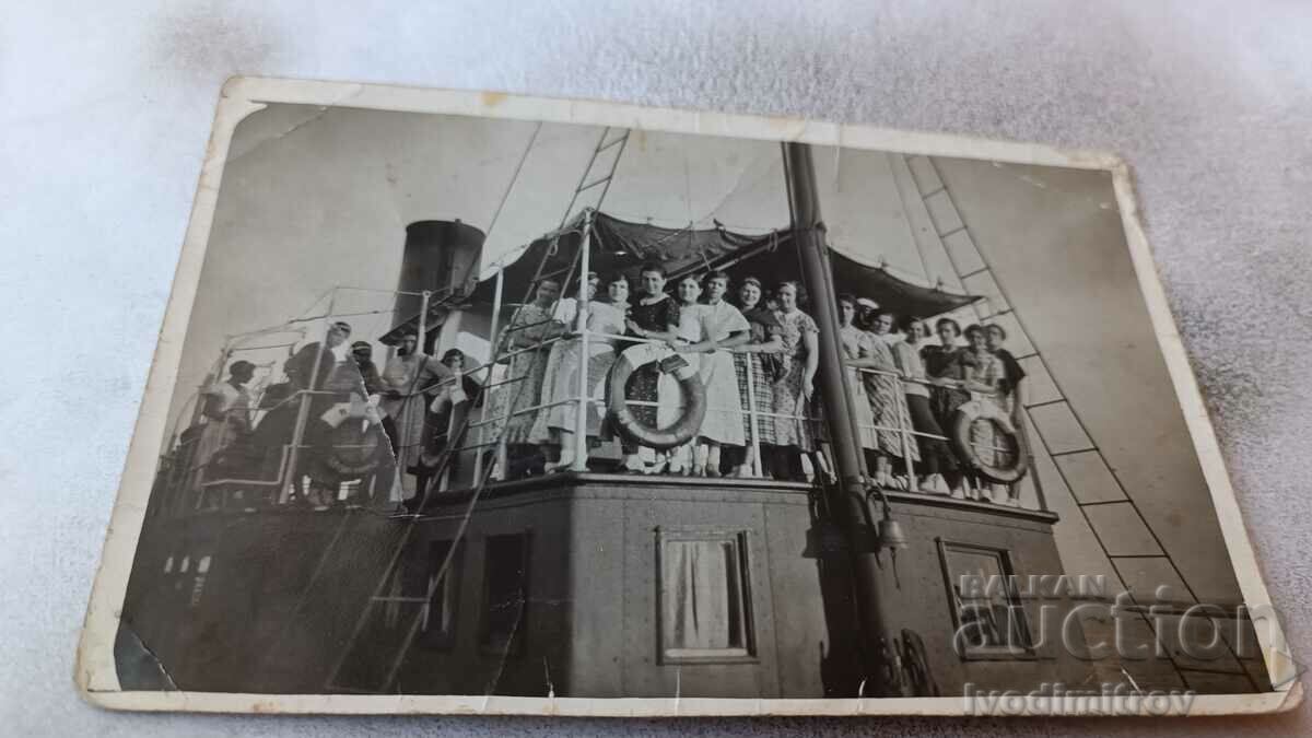Φωτογραφία Μπουργκάς Νέοι άνδρες και γυναίκες σε ένα ατμόπλοιο 1935