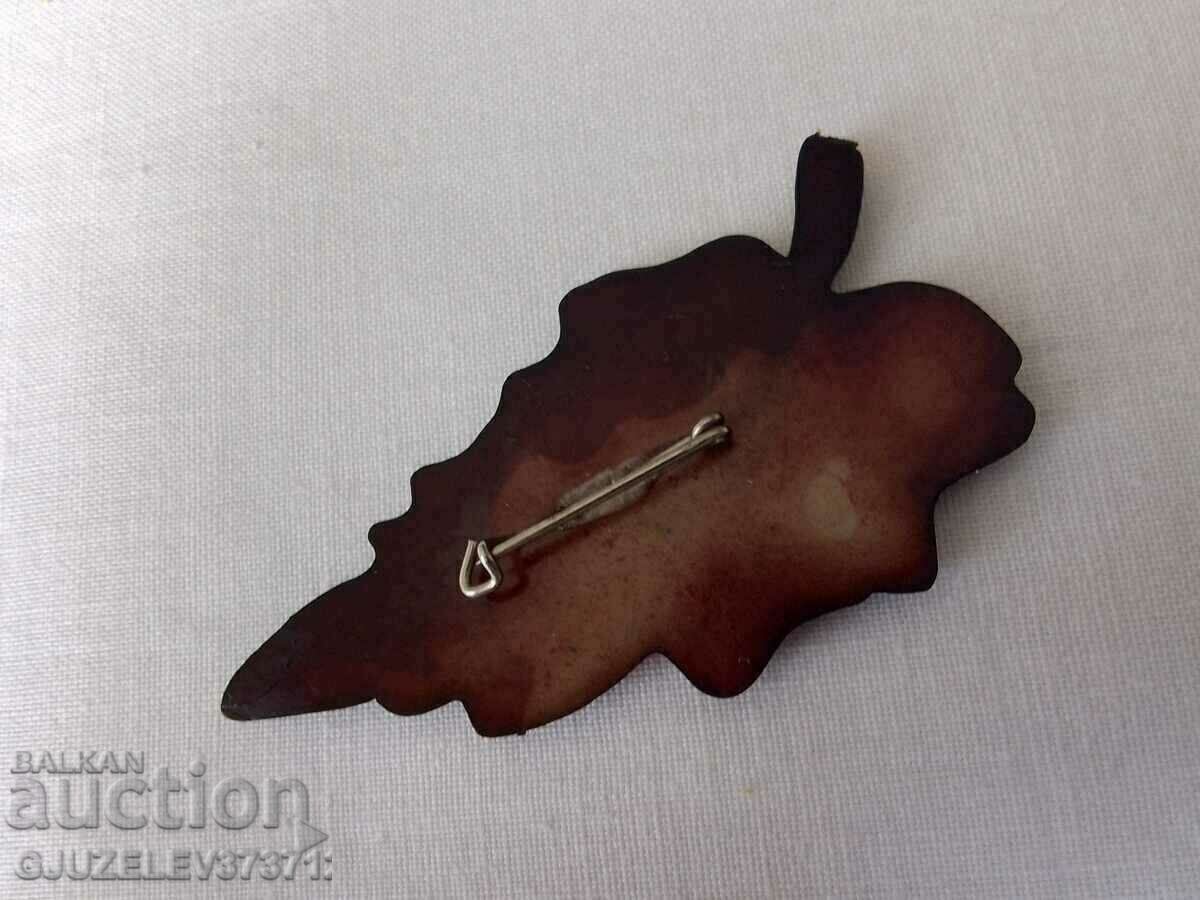 Leaf hard plastic brooch with price 19.00 BGN | € 9.71 Leaf hard plastic brooch with price 19.00 BGN | € 9.71