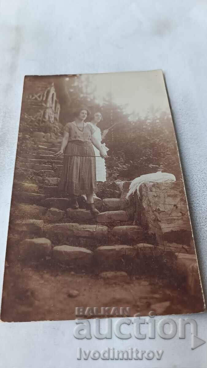 Photo Two young girls on steep stairs