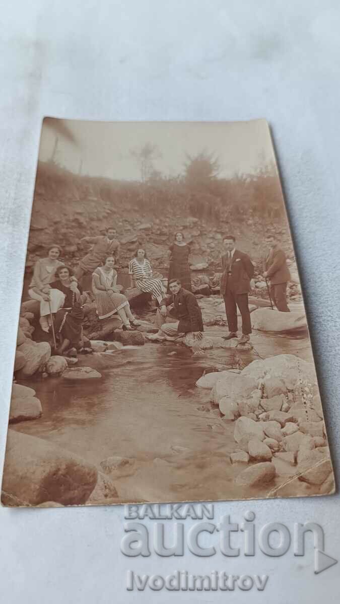Photo Young men and women in the bed of a small stream