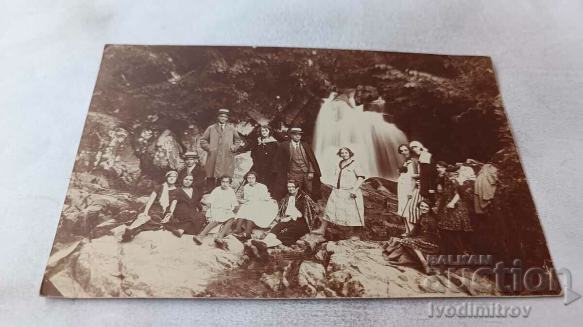 Снимка Младежи и девойки пред водопад