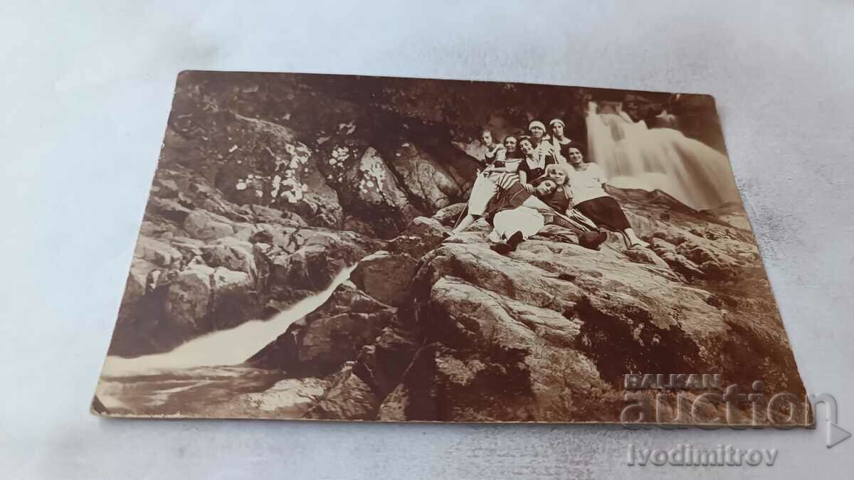 Fotografie Tineri și femei în fața unei cascade