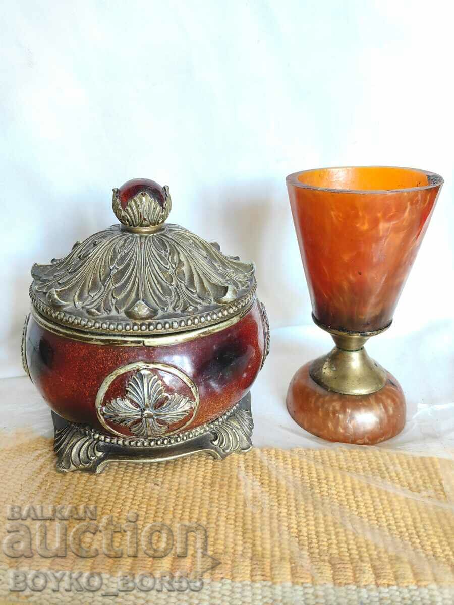 Cutie de bijuterii și ceașcă cu artefacte sociale bulgare din anii 70