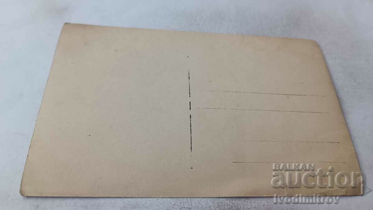 Φωτογραφία Τέσσερα νεαρά κορίτσια στην άκρη ενός γκρεμού με τιμή 1.75 BGN | € 0.89 Φωτογραφία Τέσσερα νεαρά κορίτσια στην άκρη ενός γκρεμού με τιμή 1.75 BGN | € 0.89