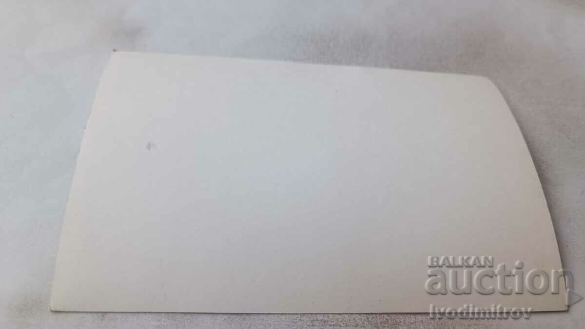 Снимка Мъж галещ вързано куче с цена 1.65 лв. | € 0.84 Снимка Мъж галещ вързано куче с цена 1.65 лв. | € 0.84