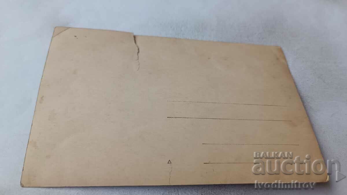 Φωτογραφία Άνδρες γυναίκες και παιδιά στην αυλή του σπιτιού τους με τιμή 1.45 BGN | € 0.74