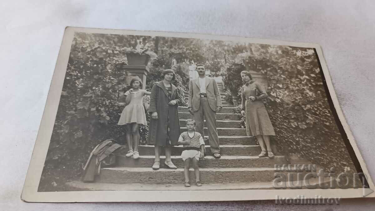 Снимка Мъж две жени и две деца на стълби