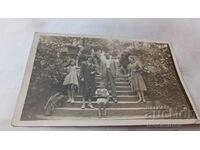 Φωτογραφία Άνδρας δύο γυναίκες και δύο παιδιά στις σκάλες