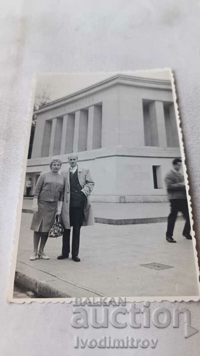 Fotografie Sofia Un bărbat și o femeie în fața Mausoleului lui G. Dimitrov