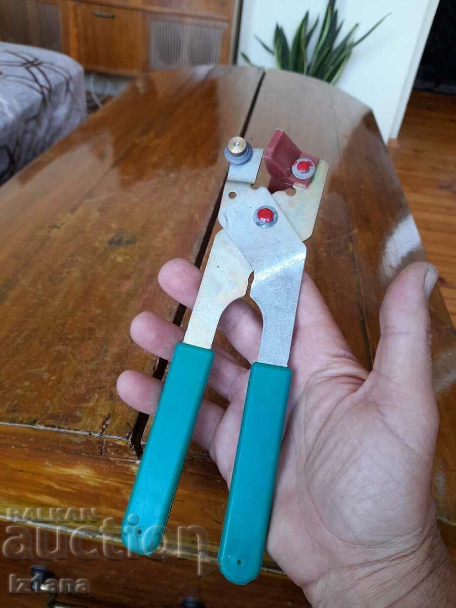 Auction  Old ceramic tile pliers