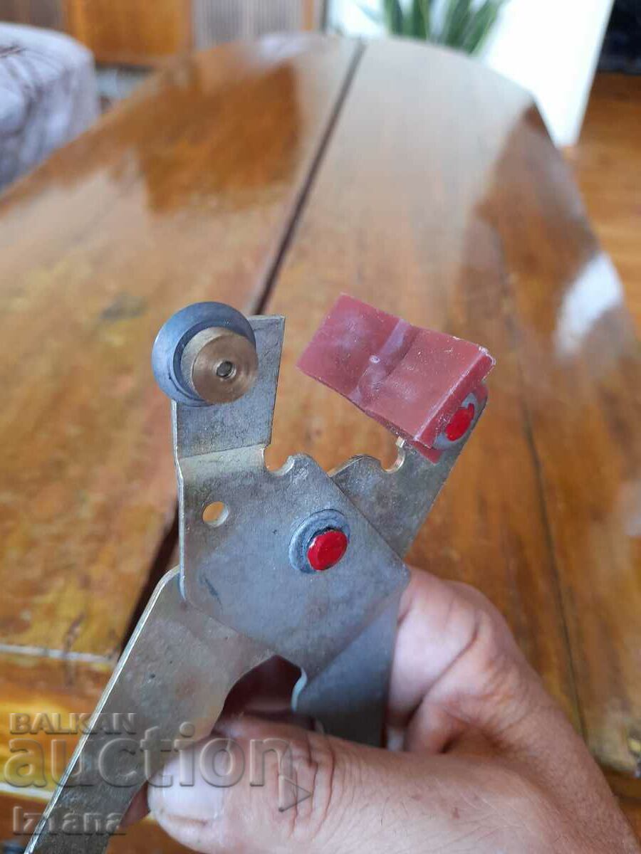 Delivery of Old ceramic tile pliers