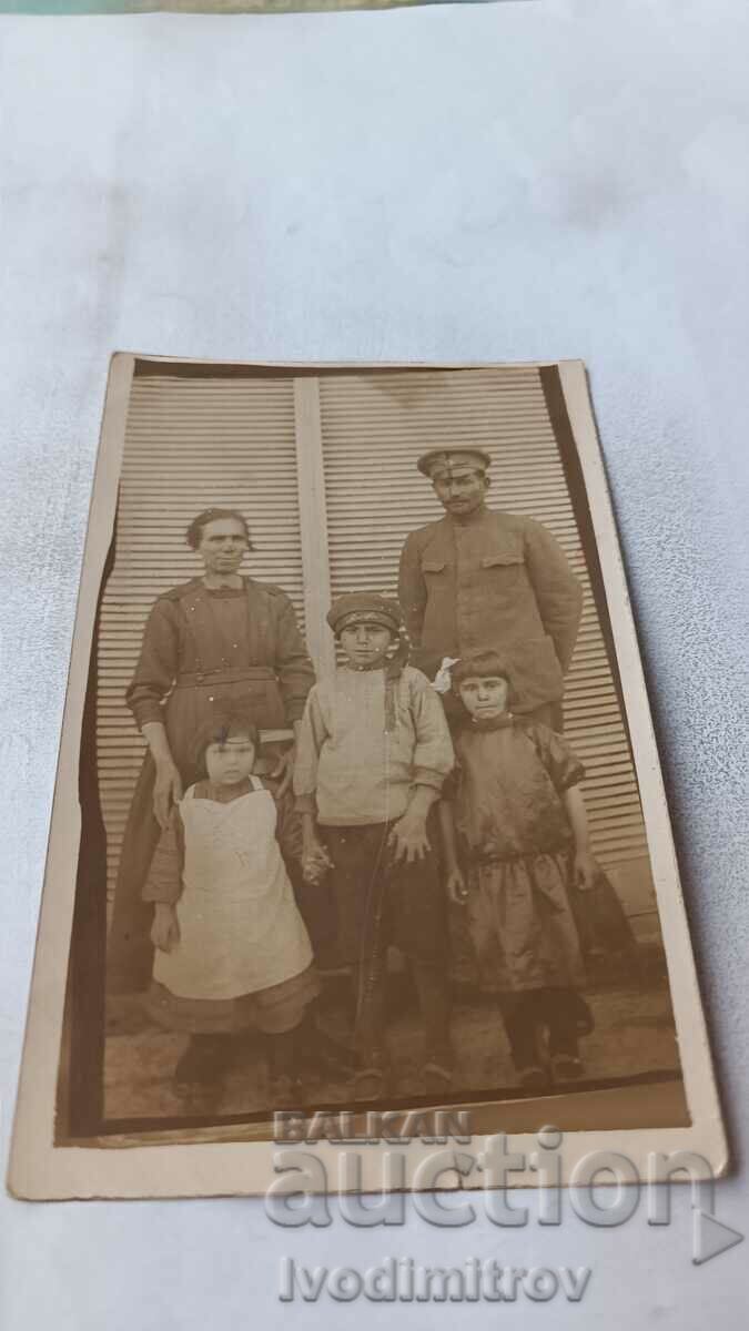 Ofițer foto soția și trei copii