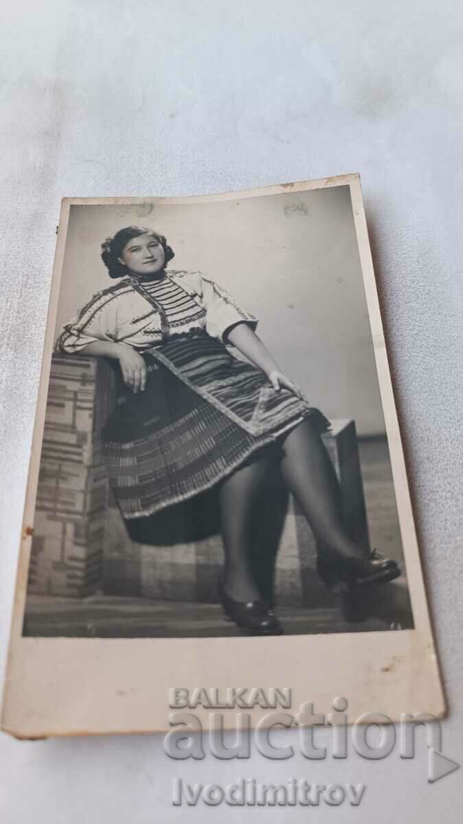 Fotografie Sofia Femeie în costum popular 1943