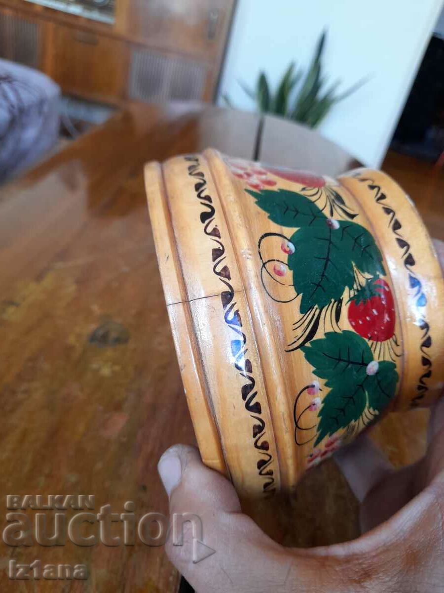 Delivery of Old wooden bowl, bowl Delivery of Old wooden bowl, bowl
