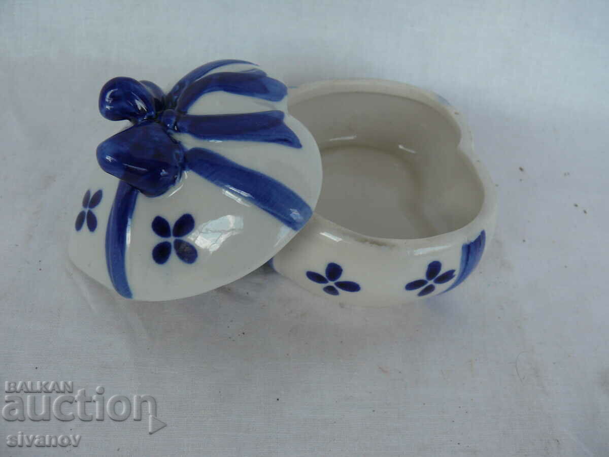 Auction Interesting porcelain box #1512 Auction Interesting porcelain box #1512