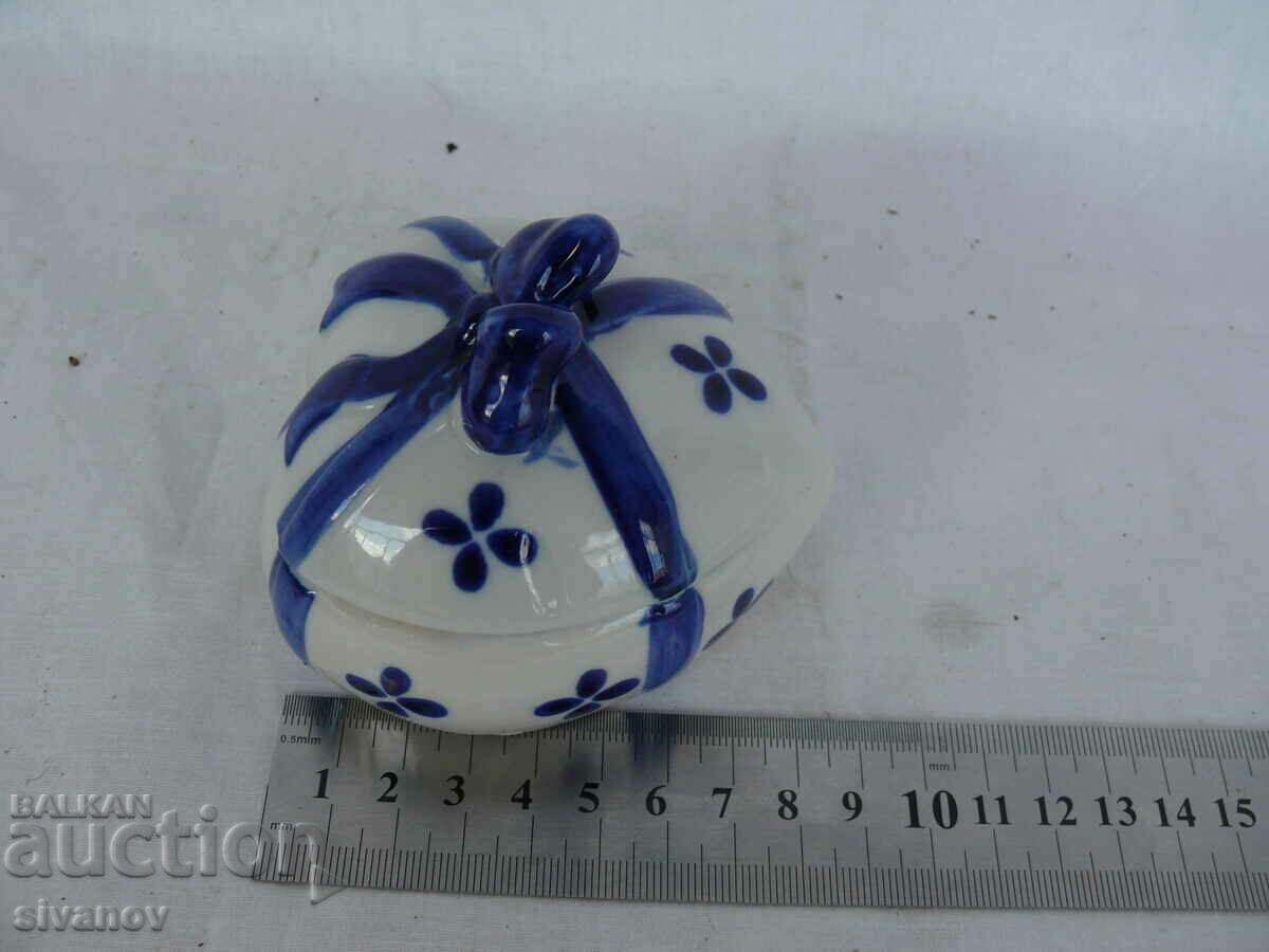 Interesting porcelain box #1512 - 5 Interesting porcelain box #1512 - 5