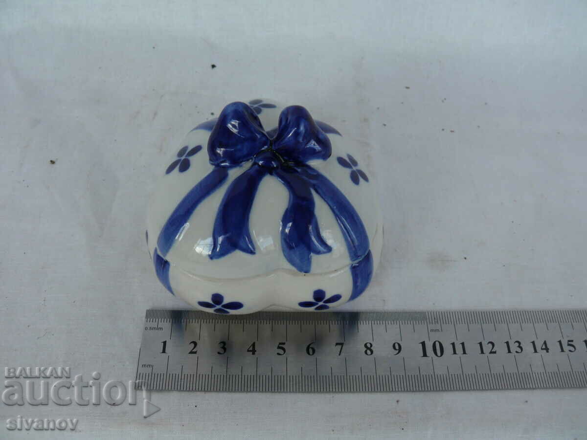 Interesting porcelain box #1512 - 6 Interesting porcelain box #1512 - 6