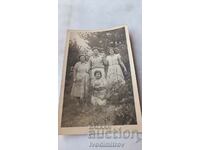 Φωτογραφία Άνδρας και τρεις γυναίκες στο δάσος
