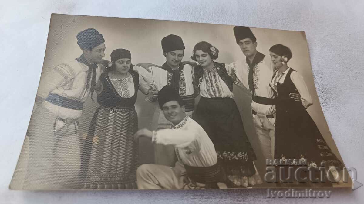 Foto Bărbați și femei în costume tradiționale