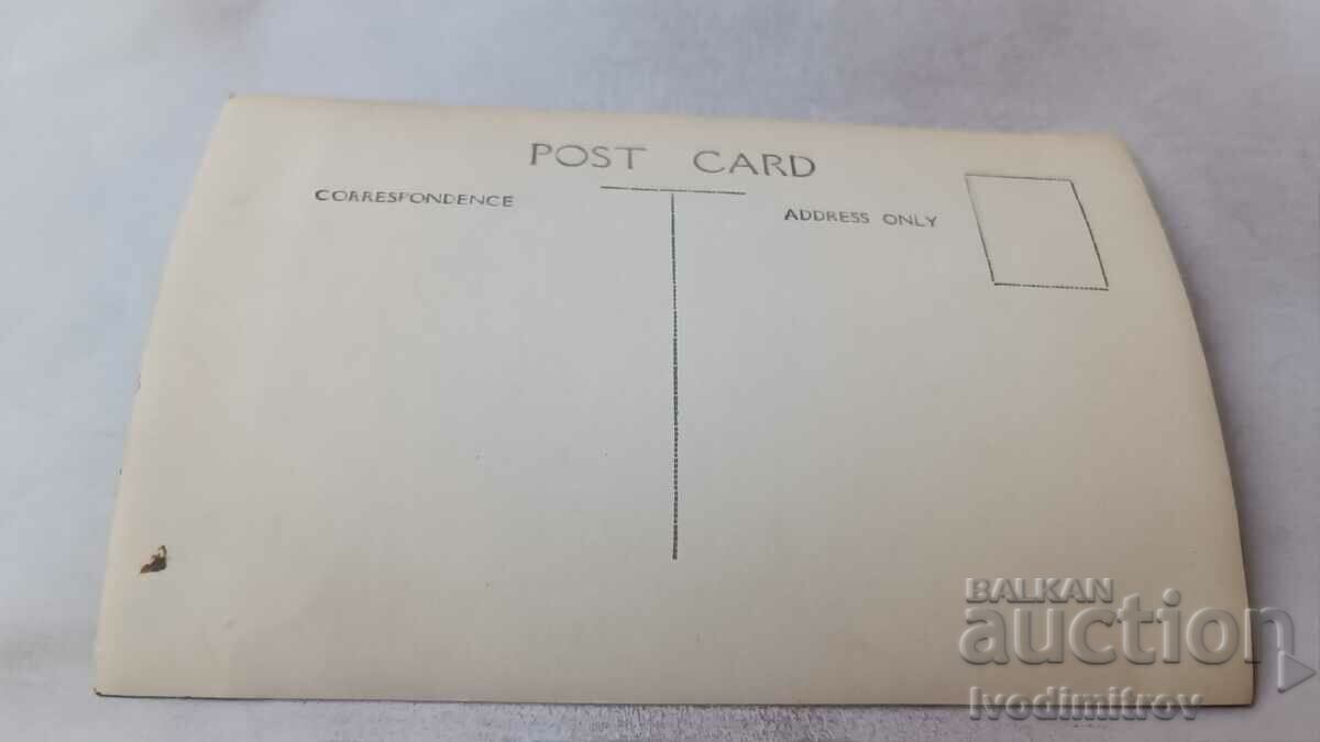 Υπεύθυνος φωτογραφίας και νεαροί άνδρες με καπέλα με τιμή 2.65 BGN | € 1.35