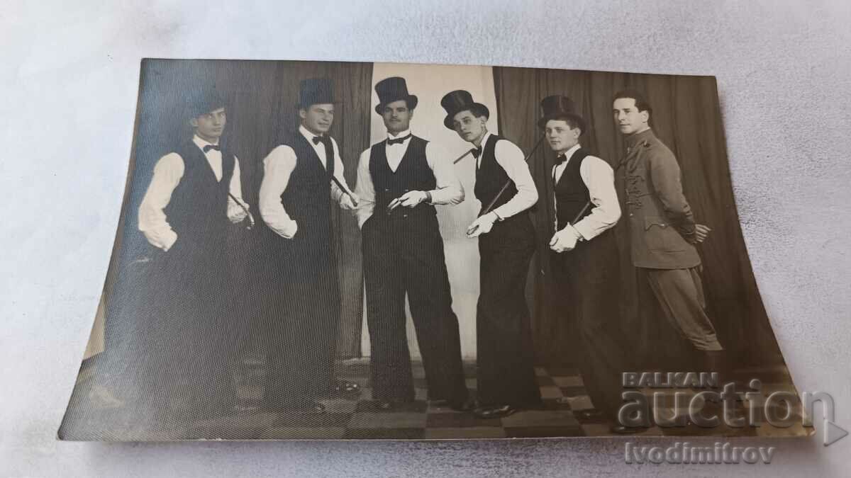 Photo Officer and young men in top hats