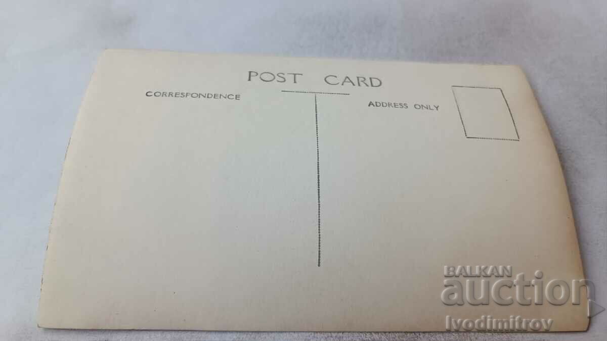 Ofițer foto și tineri în pălării de cilindru și fete în chimono cu preț 2.65 BGN | € 1.35