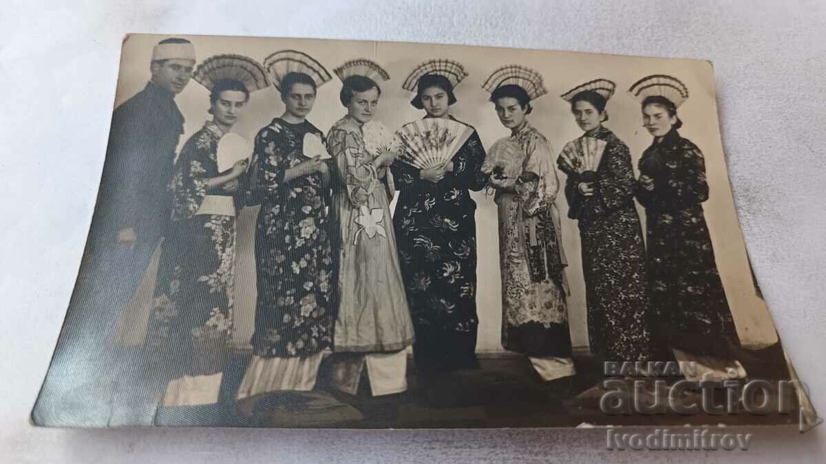 Photo Man and young women in kimono and with fans