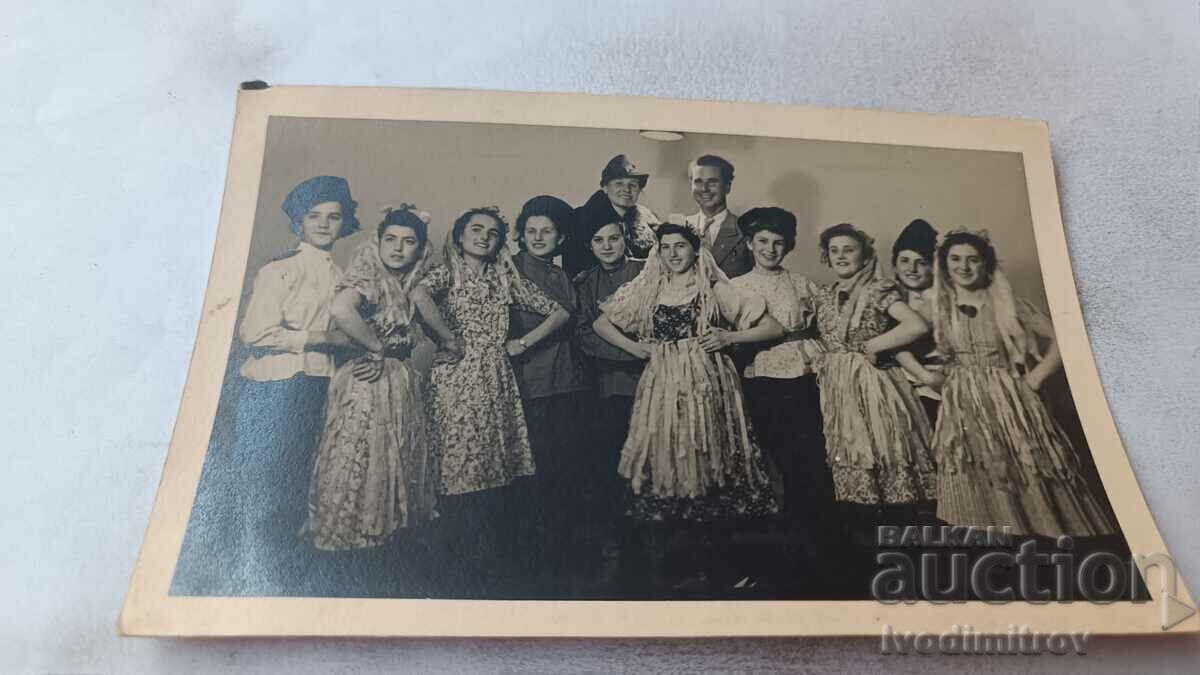 Φωτογραφία Νεαρά κορίτσια με φορέματα και κοστούμια Κοζάκων
